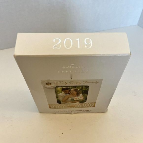 Hallmark Keepsake 2019 Wedding Porcelain/Metal Photo Frame Christmas Ornament - Picture 2 of 6
